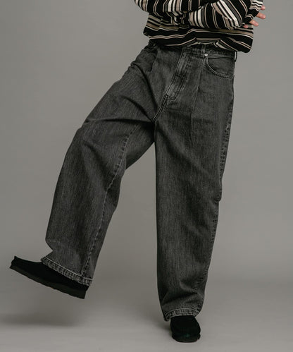 褶皺寬鬆牛仔褲