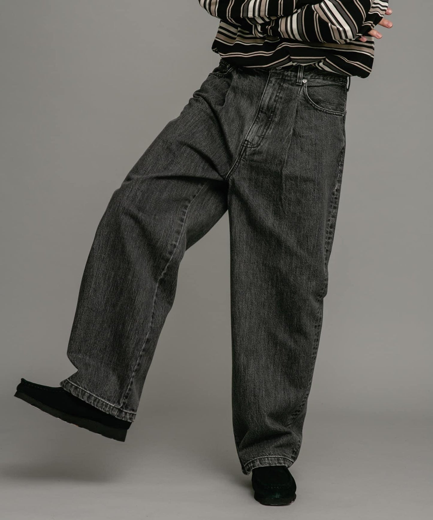 褶皺寬鬆牛仔褲