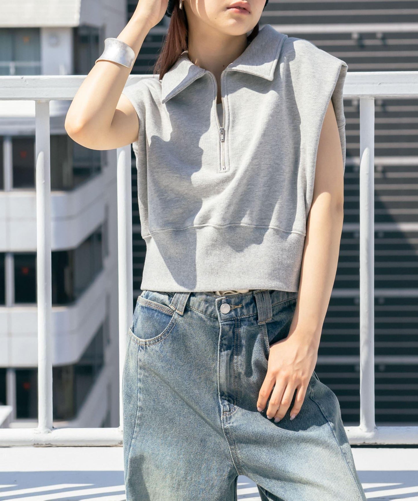 肩部褶皺拉鍊衛衣