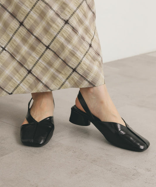 不對稱帶扣高跟鞋