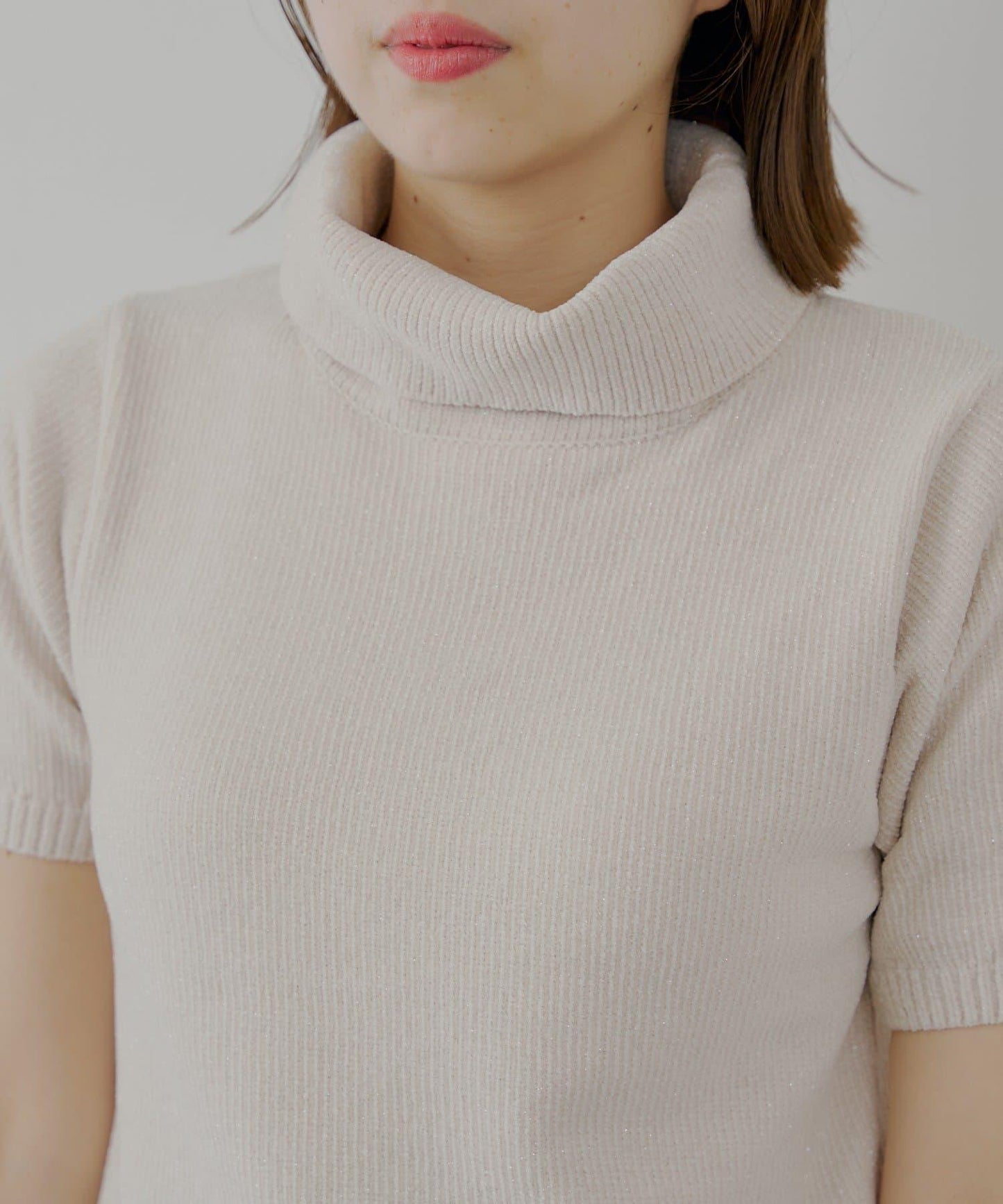 【Chico】亮絲天鵝絨高領短袖針織衫