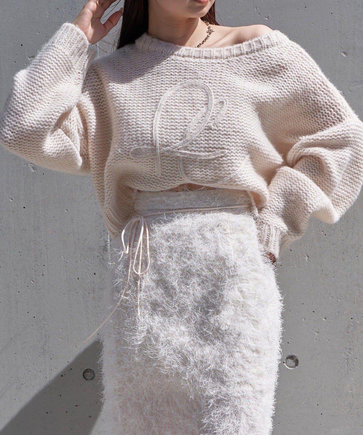 前後兩穿字母刺繡寬鬆短款針織衫