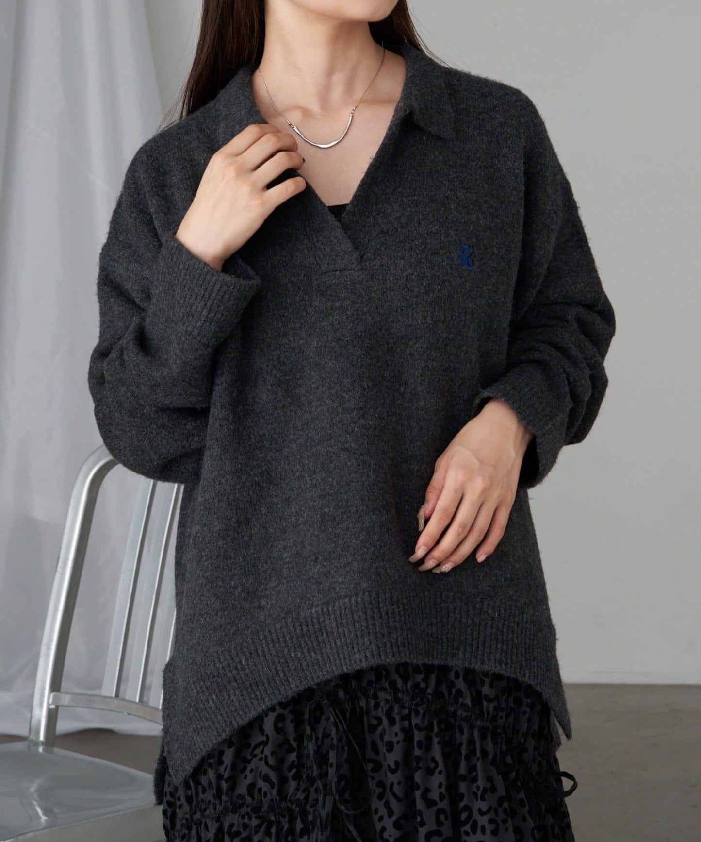 【RAY CASSIN】V領翻領刺繡針織衫 / 帶領針織衫