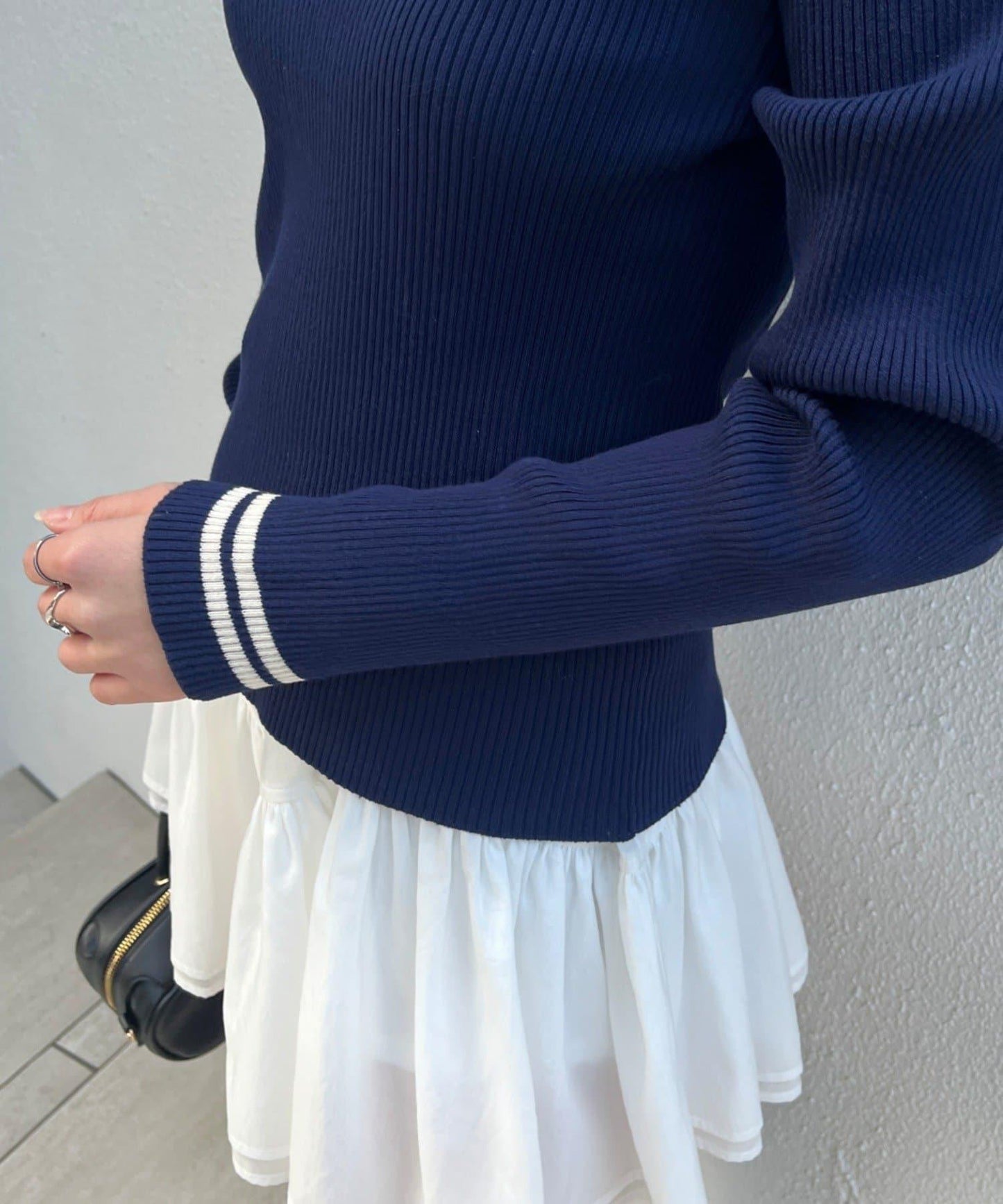 【RAY CASSIN】胸部刺繡V領翻領修身針織衫