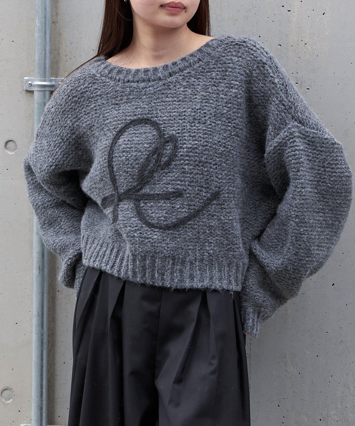 前後兩穿字母刺繡寬鬆短款針織衫