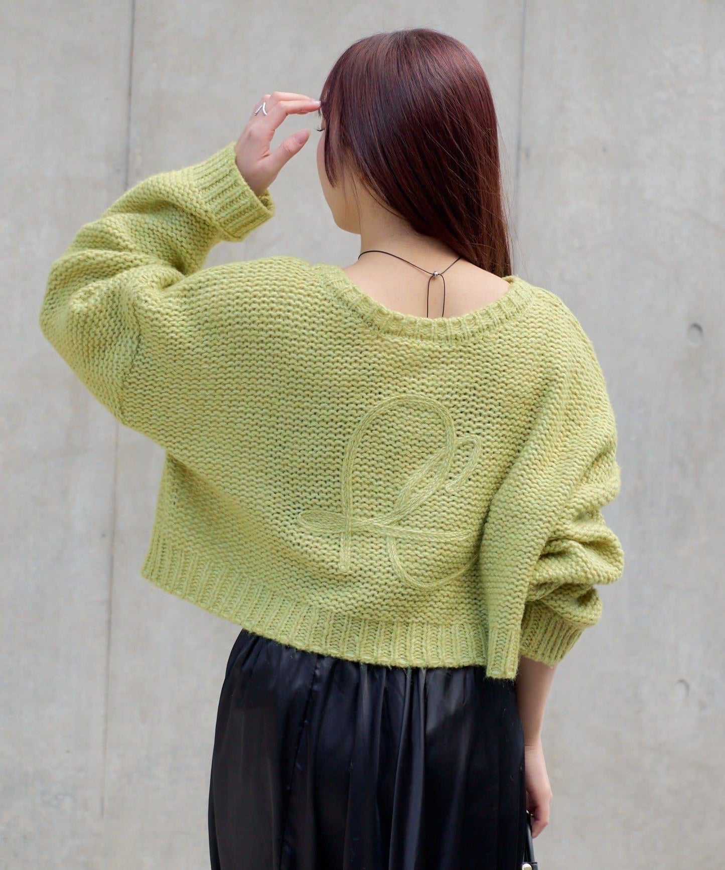前後兩穿字母刺繡寬鬆短款針織衫
