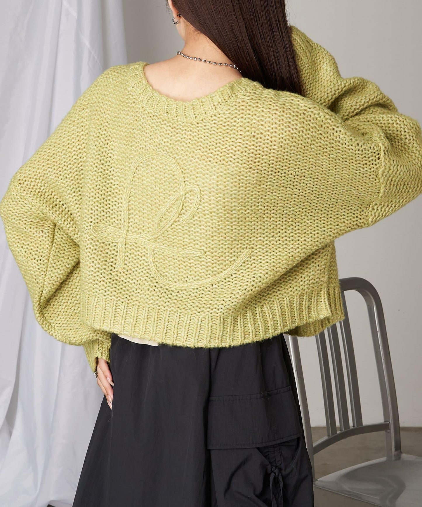 前後兩穿字母刺繡寬鬆短款針織衫