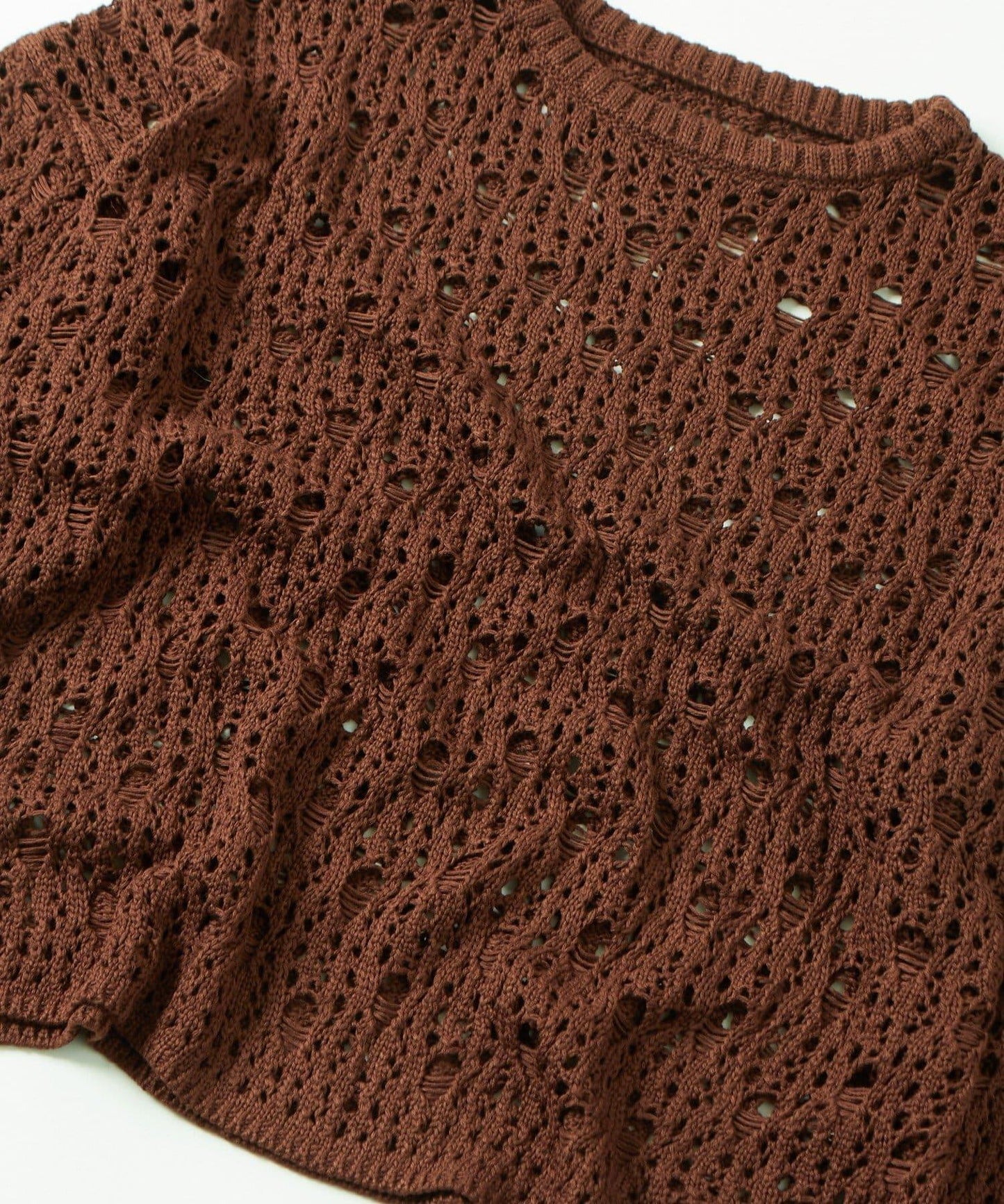 【WHO'S WHO gallery】鏤空編織一字肩寬鬆針織衫