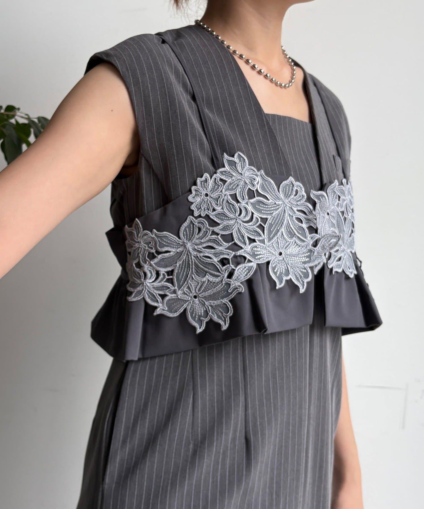 【適合特殊場合】細條紋刺繡吊帶背心套裝連衣裙