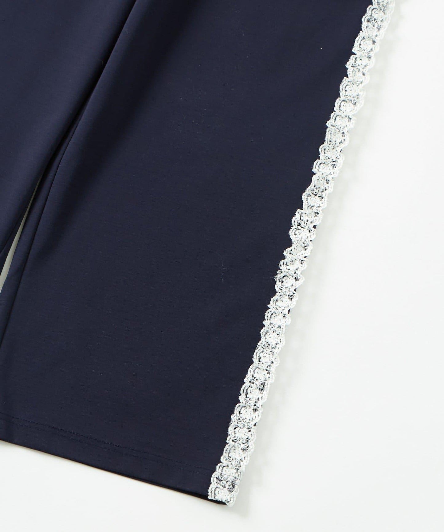 【WHO'S WHO gallery】側邊蕾絲拼接長褲