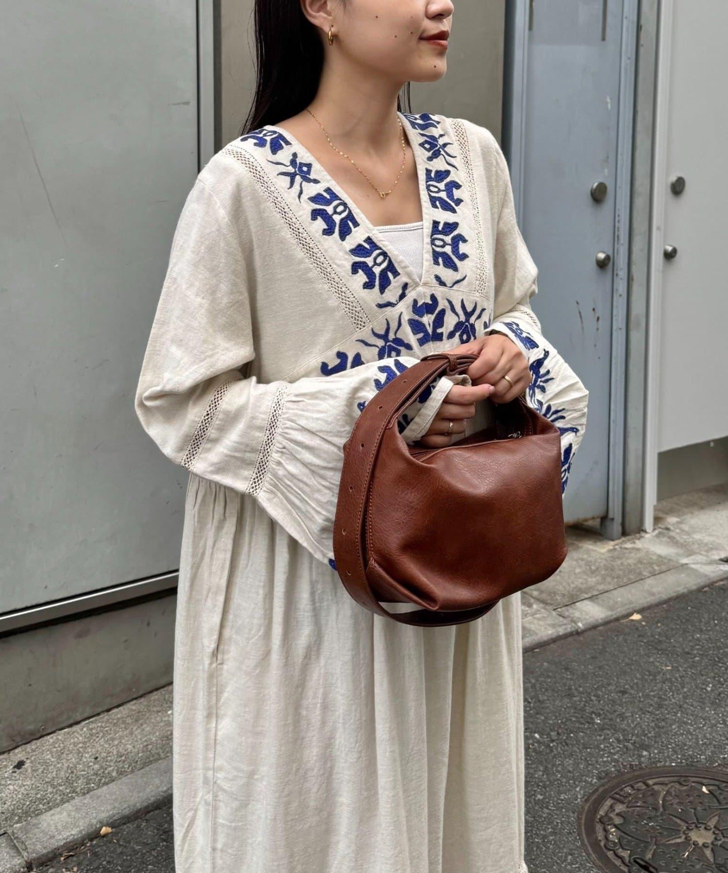 刺繡V領喇叭袖連衣裙