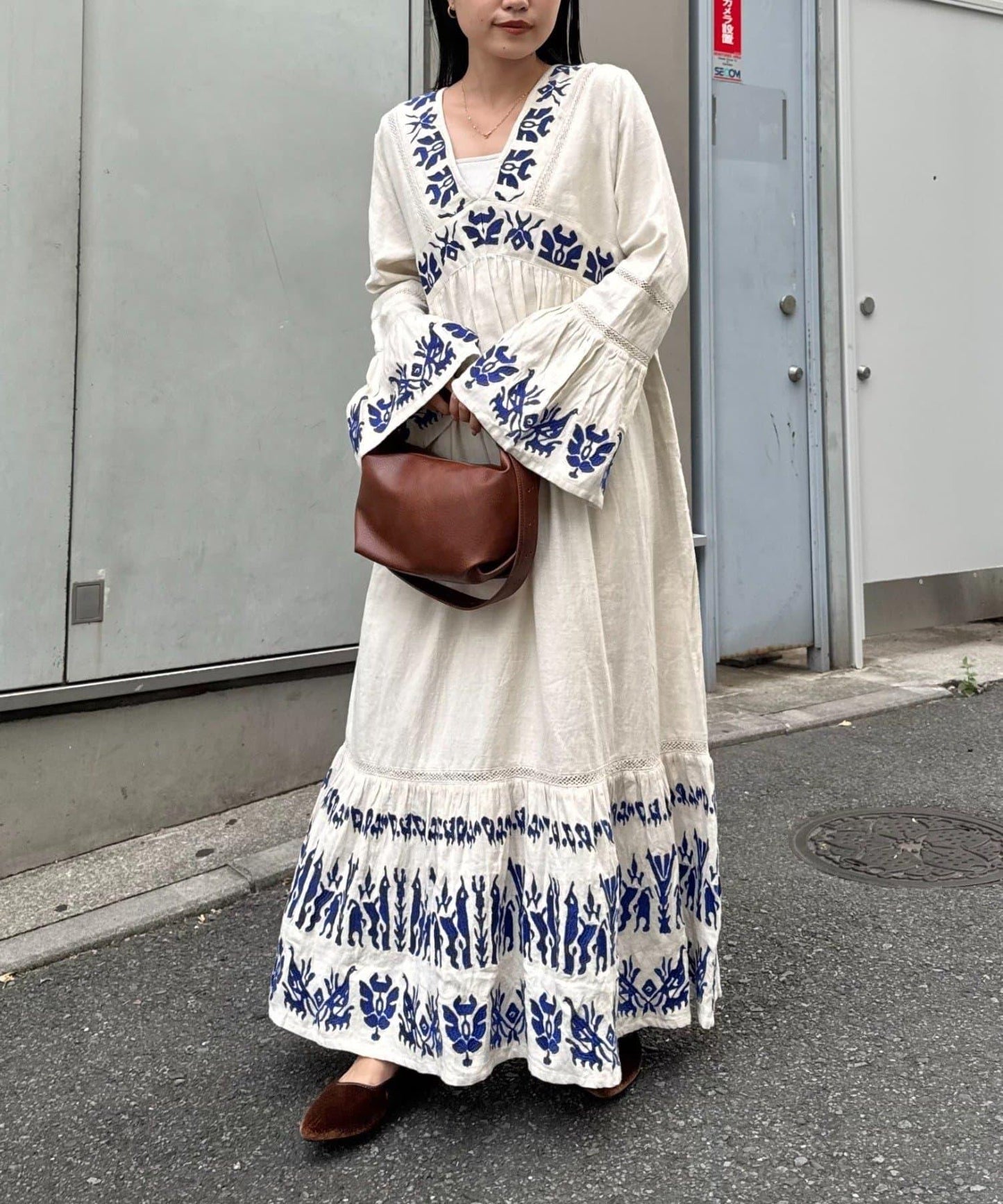 刺繡V領喇叭袖連衣裙
