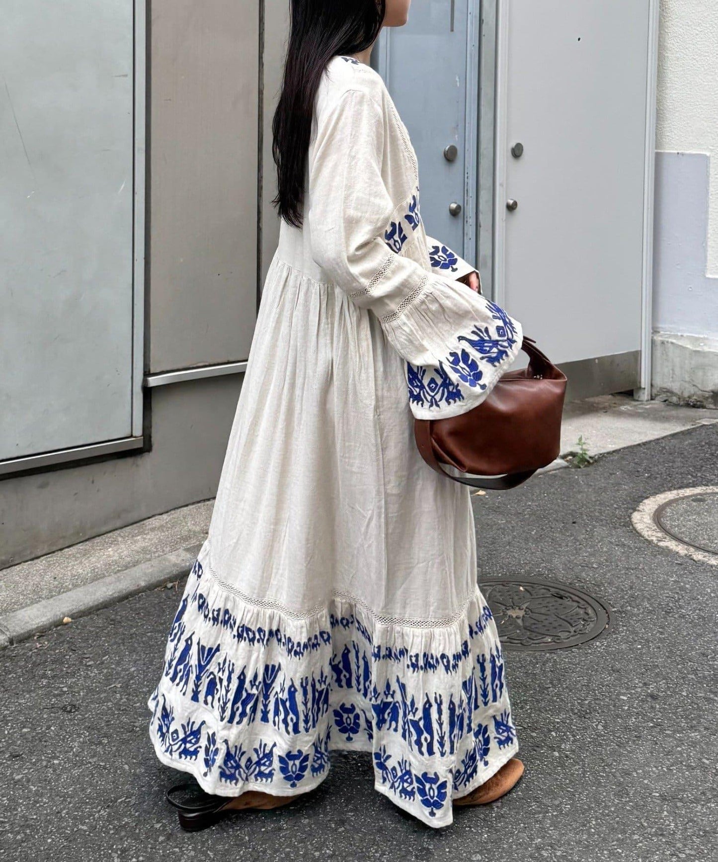 刺繡V領喇叭袖連衣裙