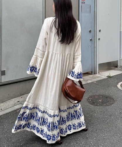 刺繡V領喇叭袖連衣裙