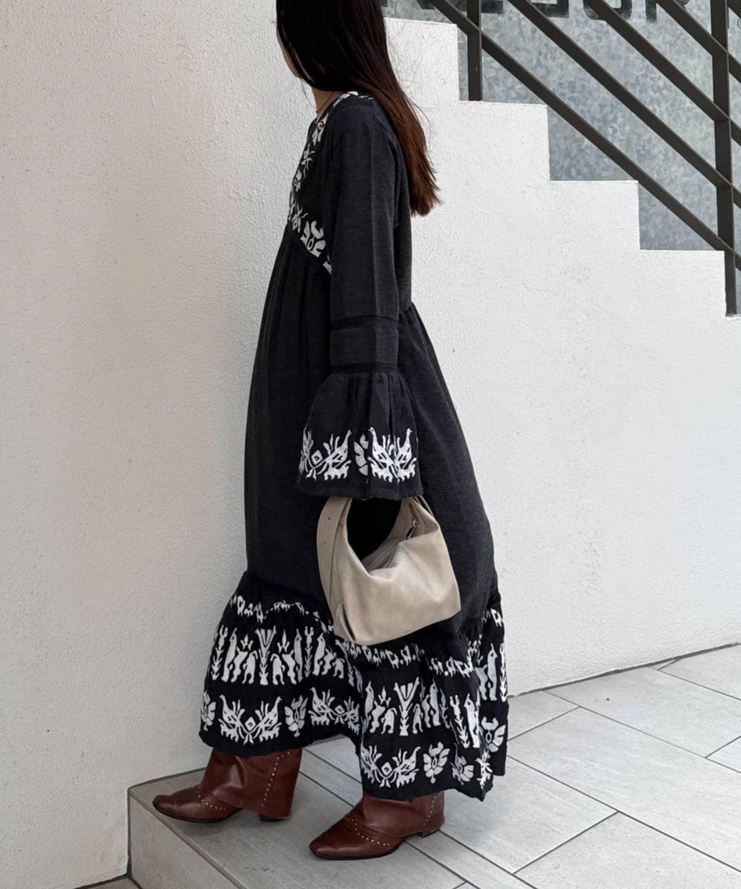 刺繡V領喇叭袖連衣裙