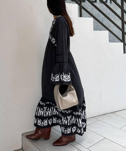 刺繡V領喇叭袖連衣裙