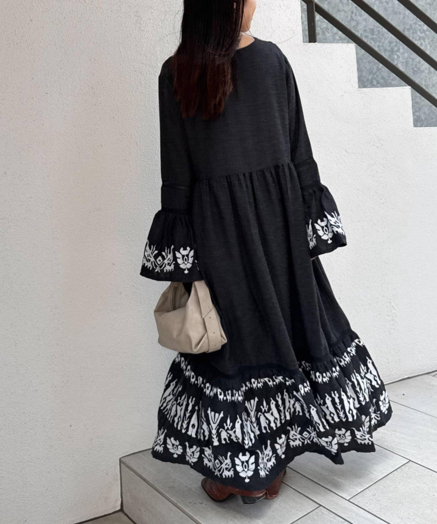 刺繡V領喇叭袖連衣裙