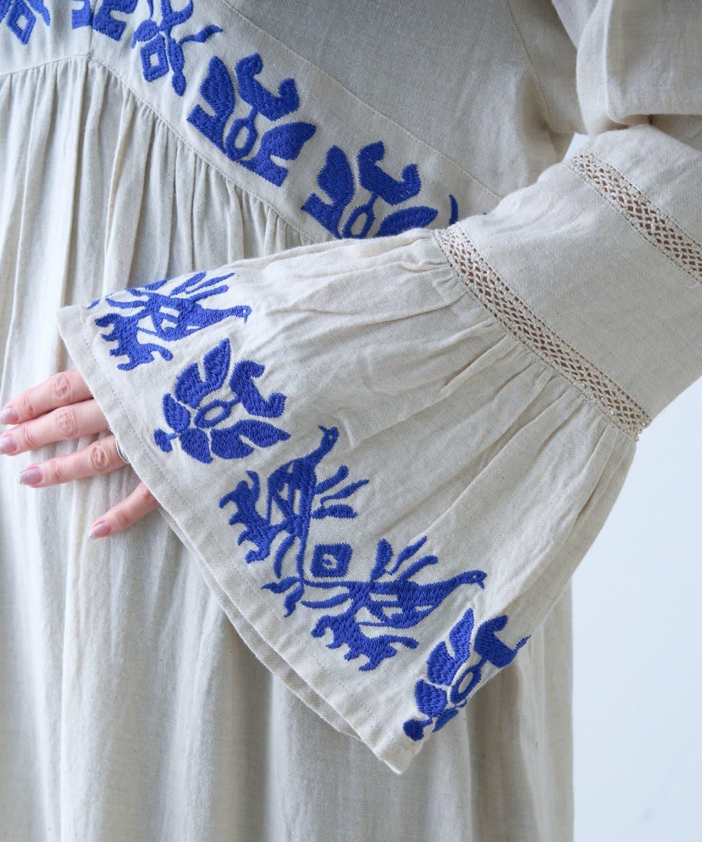 刺繡V領喇叭袖連衣裙