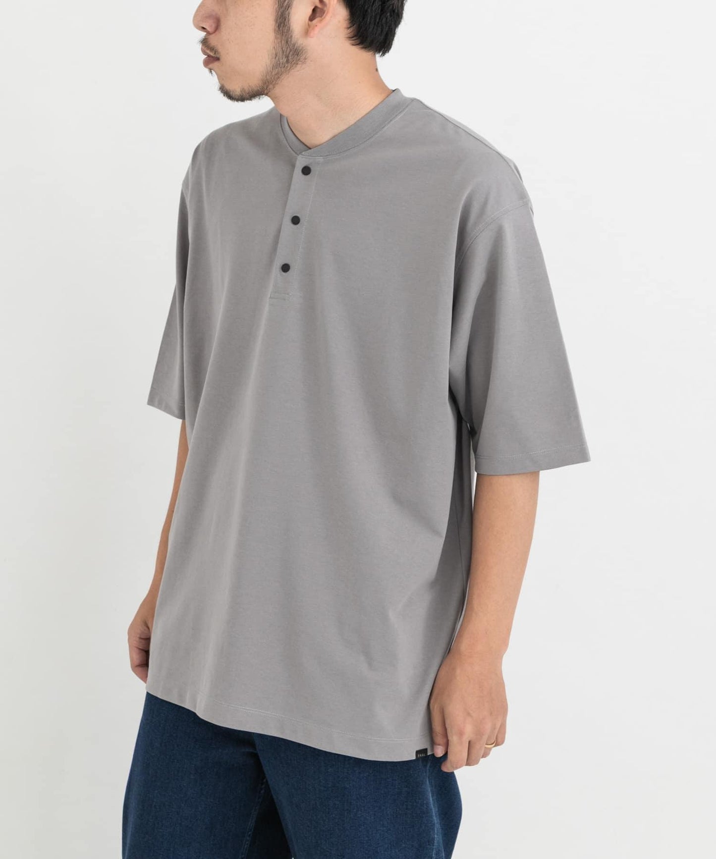 『UR TECH』寬鬆亨利領T恤