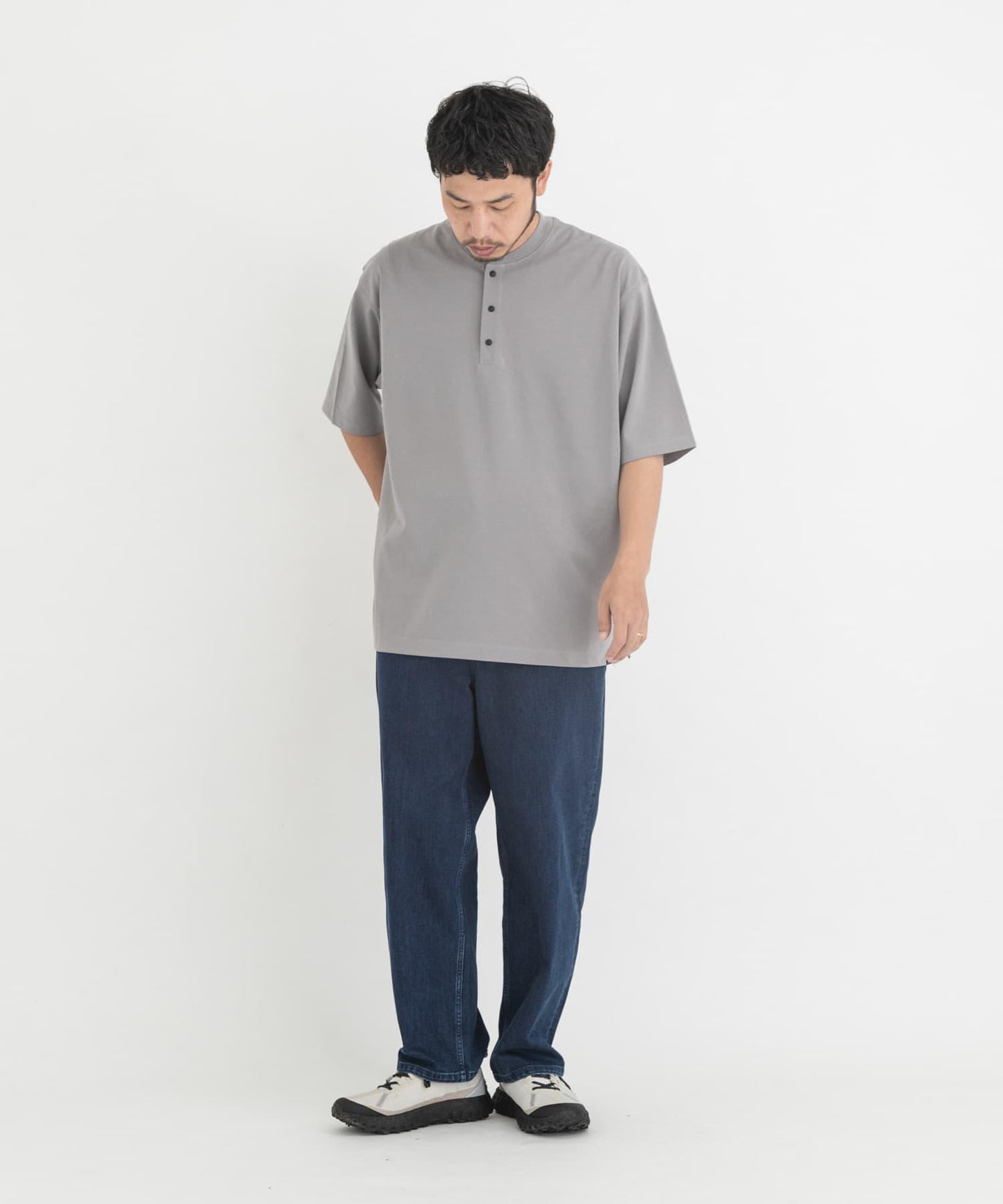 『UR TECH』寬鬆亨利領T恤