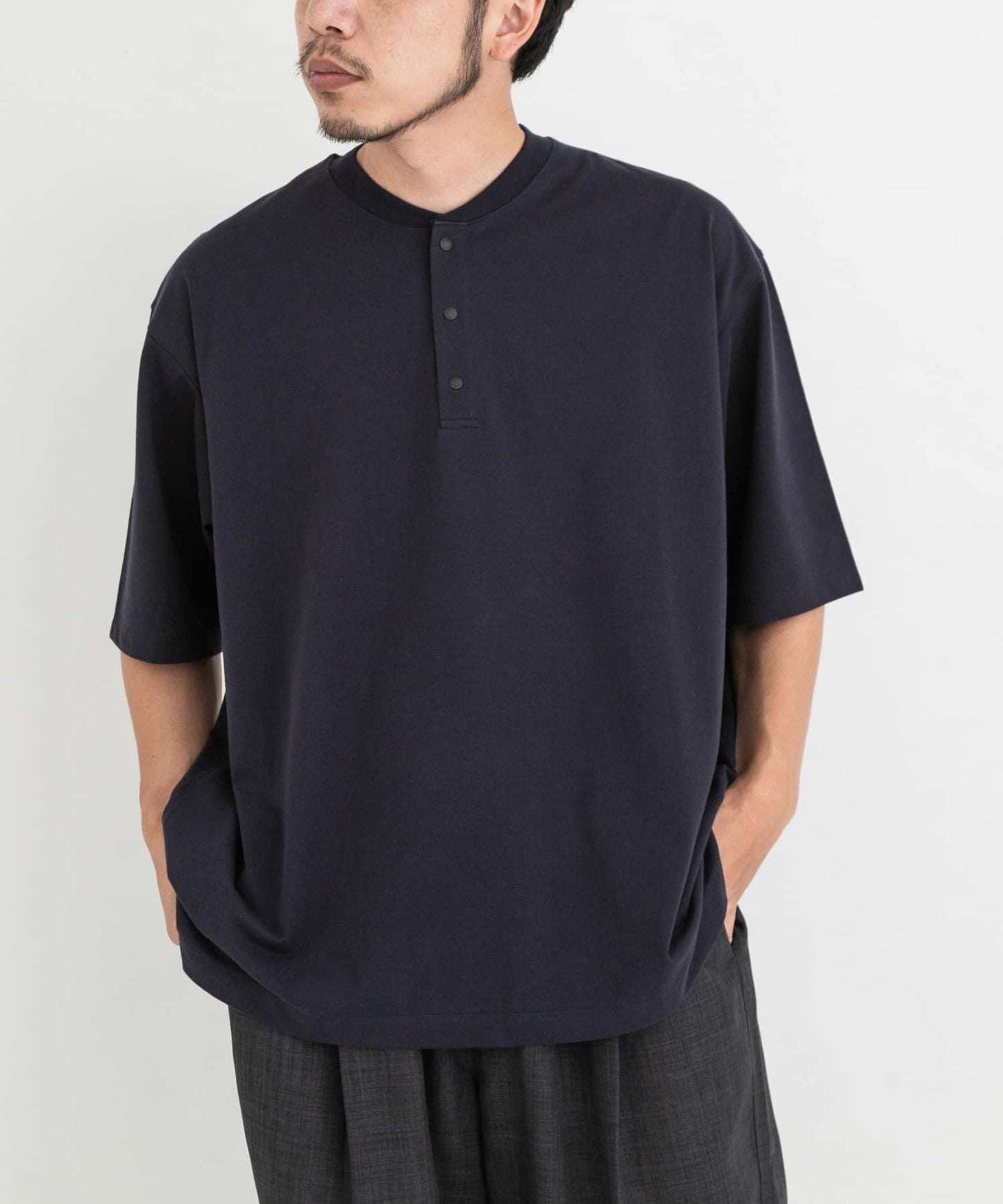 『UR TECH』寬鬆亨利領T恤