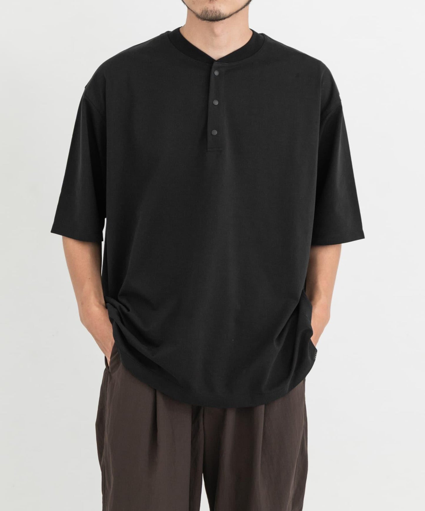 『UR TECH』寬鬆亨利領T恤