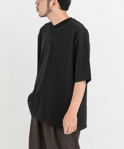 『UR TECH』寬鬆亨利領T恤