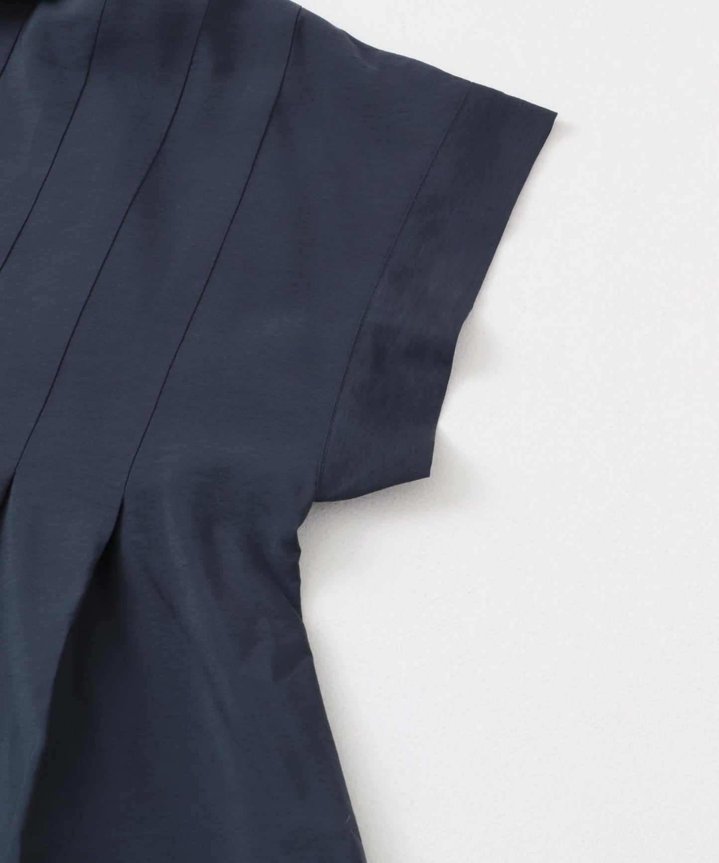 無袖褶皺喇叭襯衫