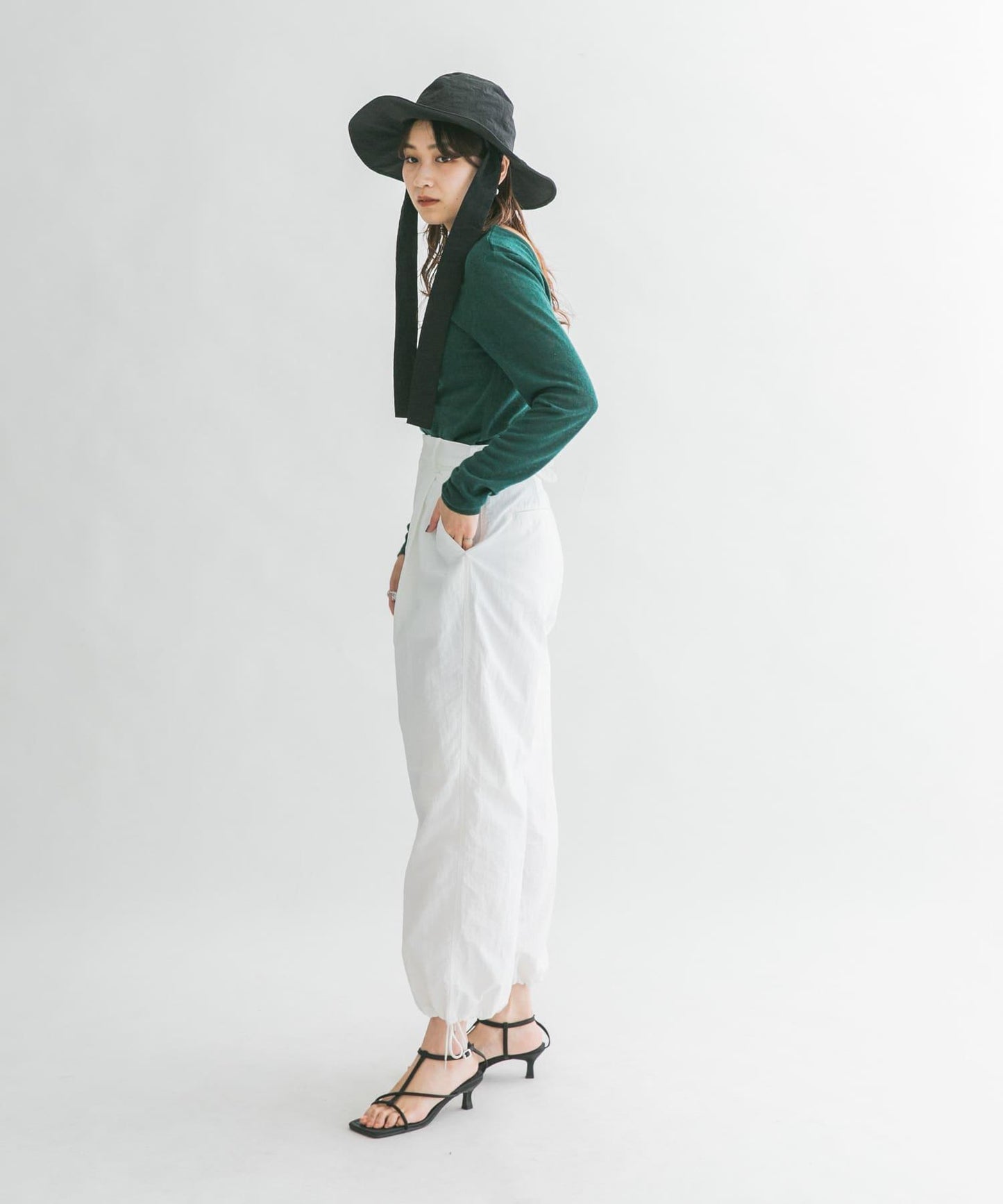 後背開口針織衫