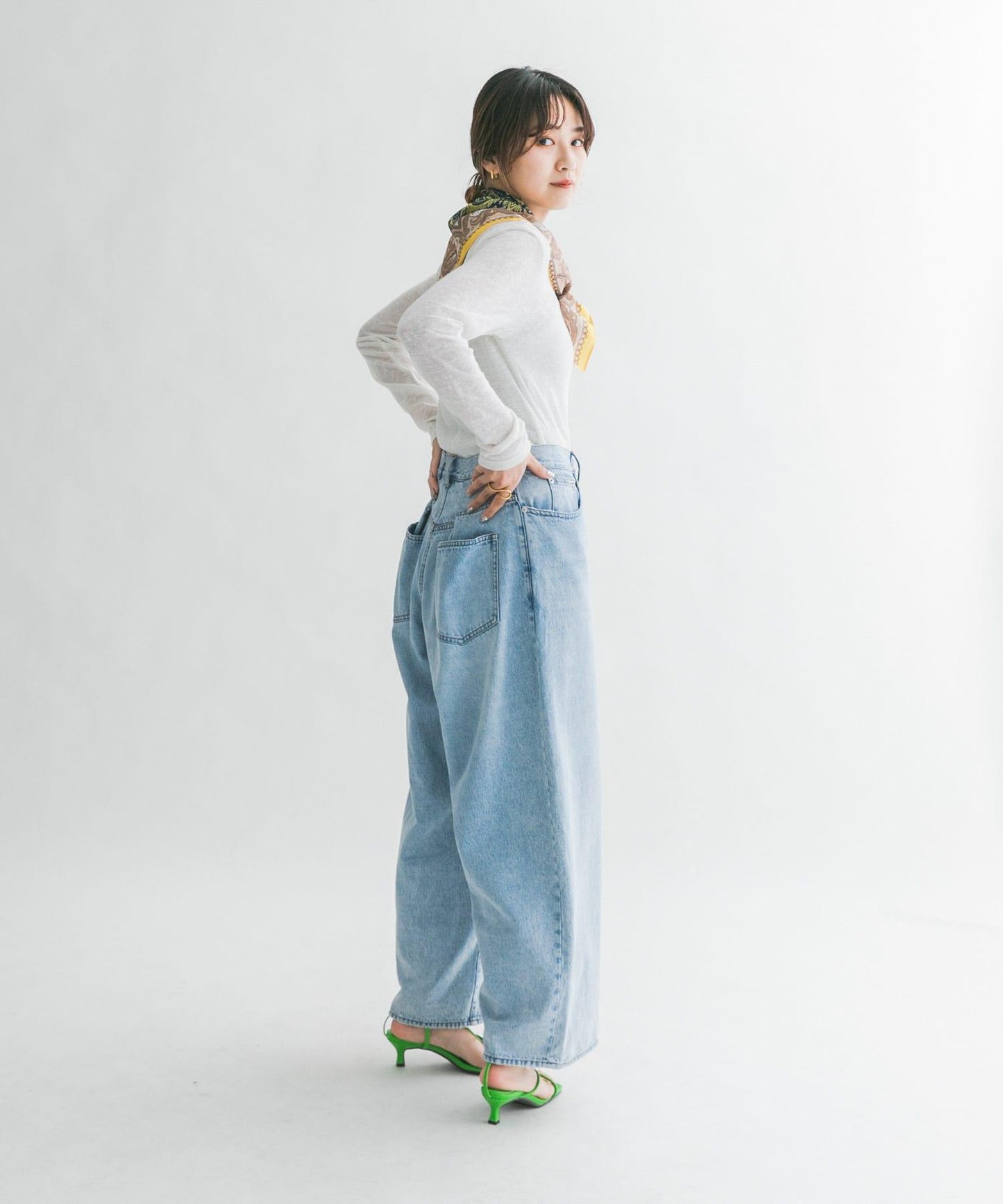 後背開口針織衫