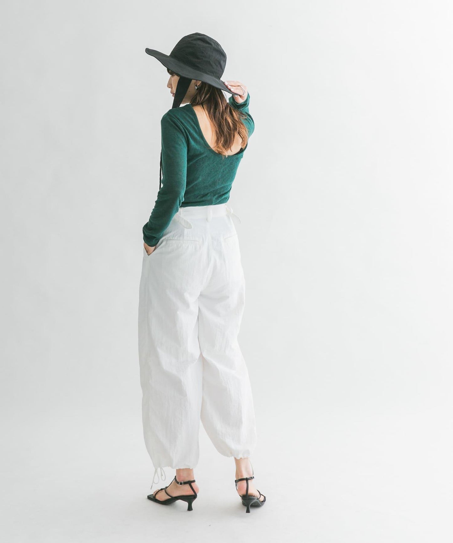 後背開口針織衫