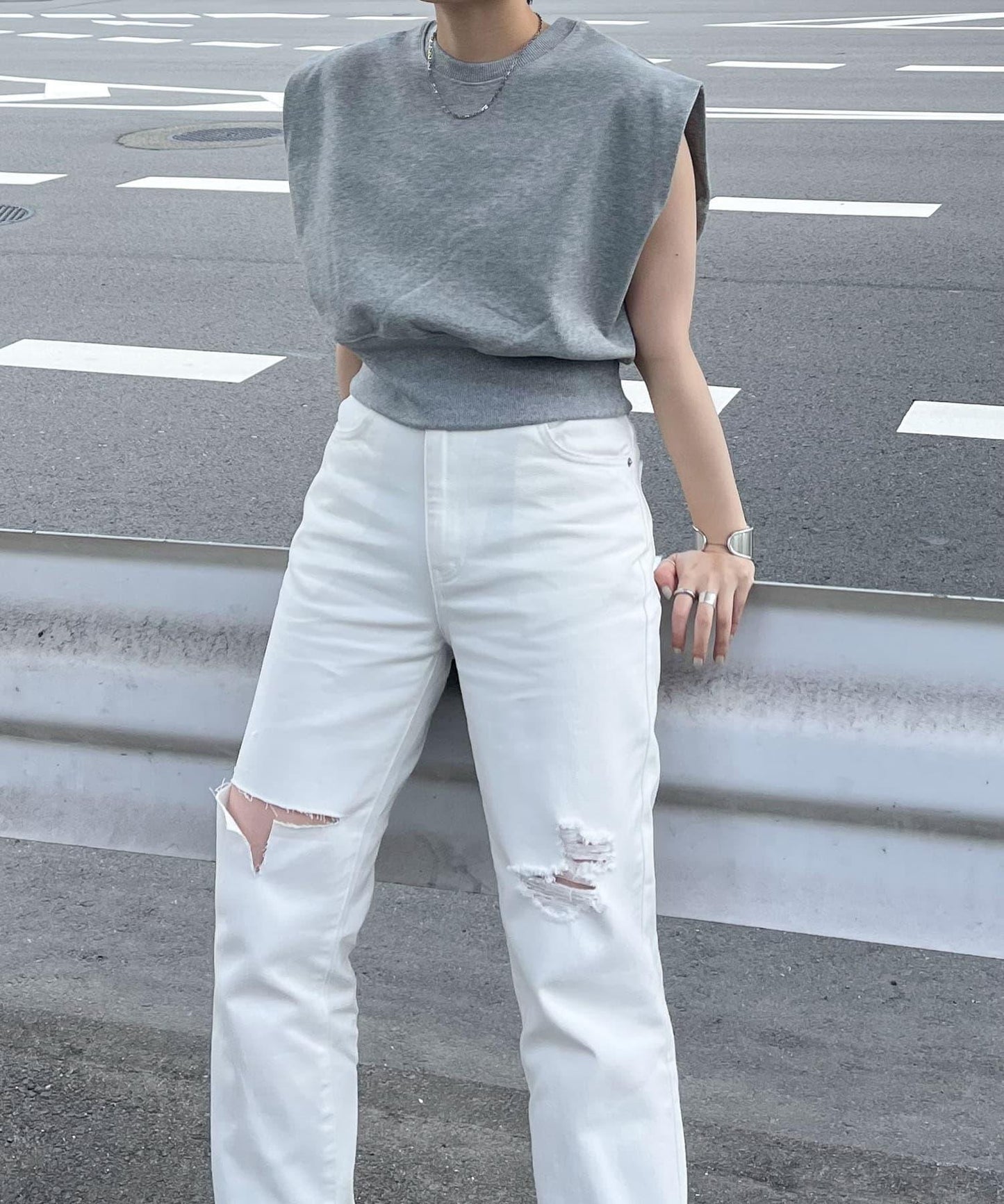 改良破洞開叉牛仔褲