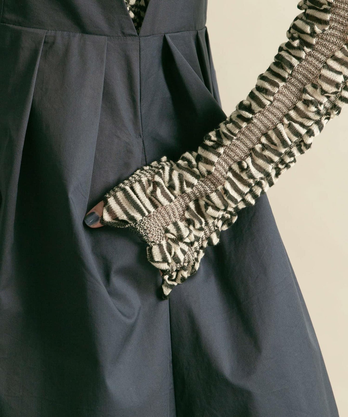 2尺碼可選深V領連衣裙