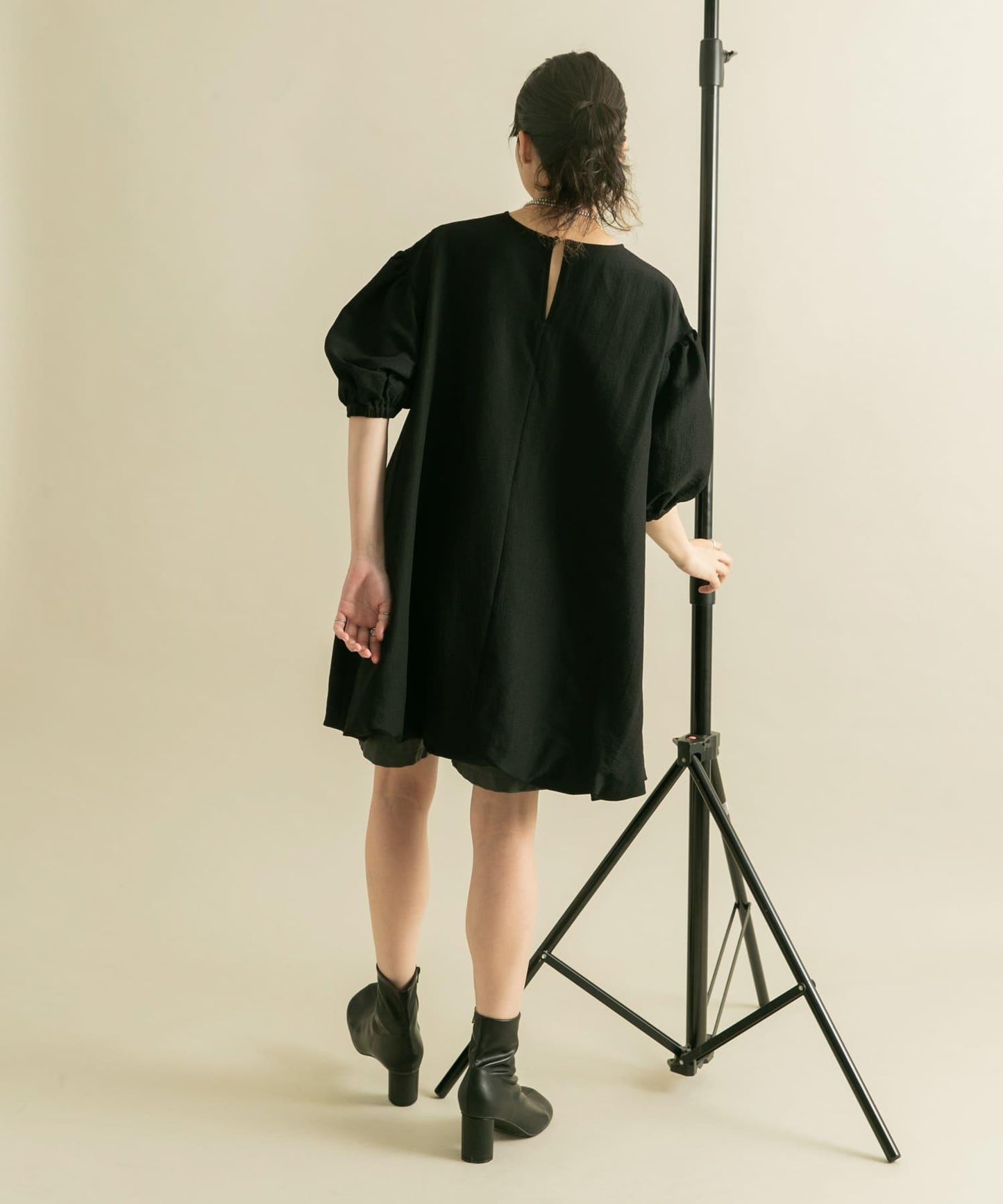 泡泡袖迷你連衣裙