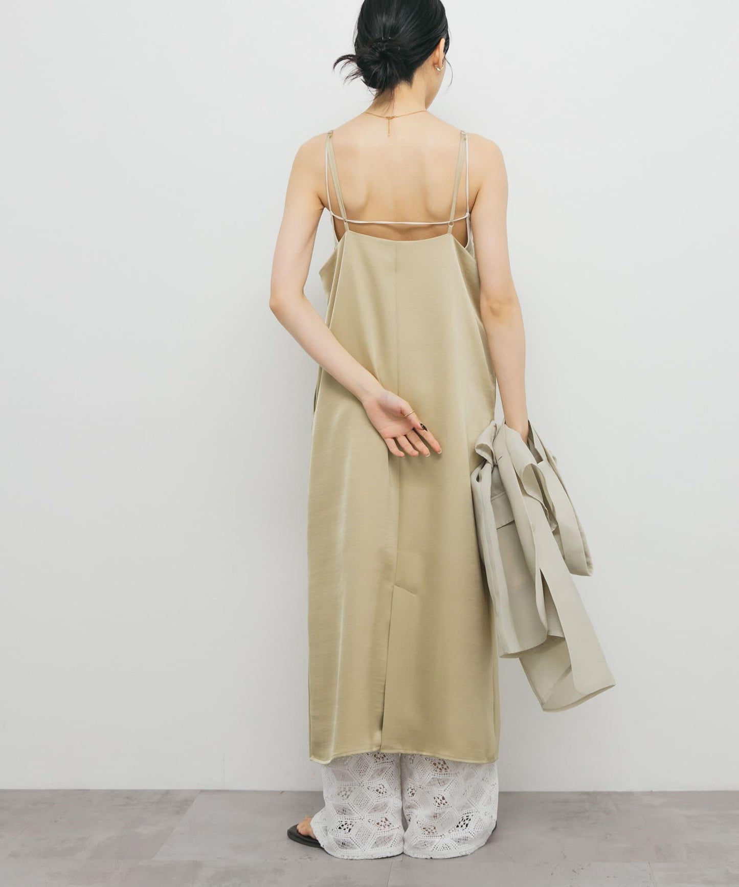 緞面吊帶連衣裙
