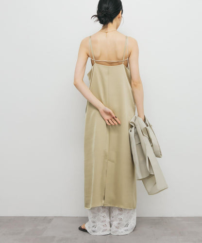 緞面吊帶連衣裙