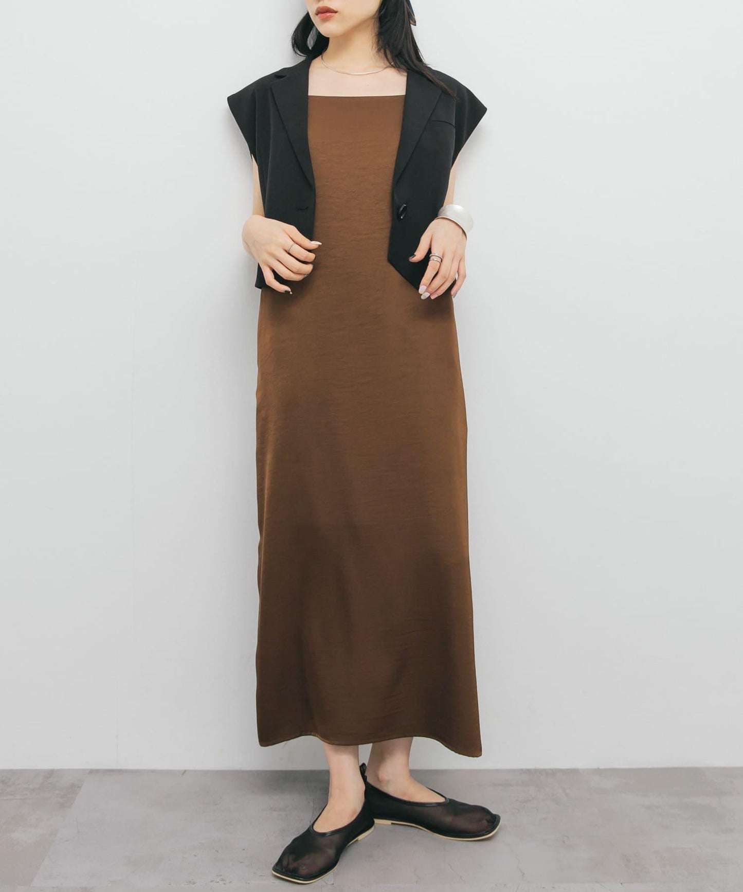 緞面吊帶連衣裙