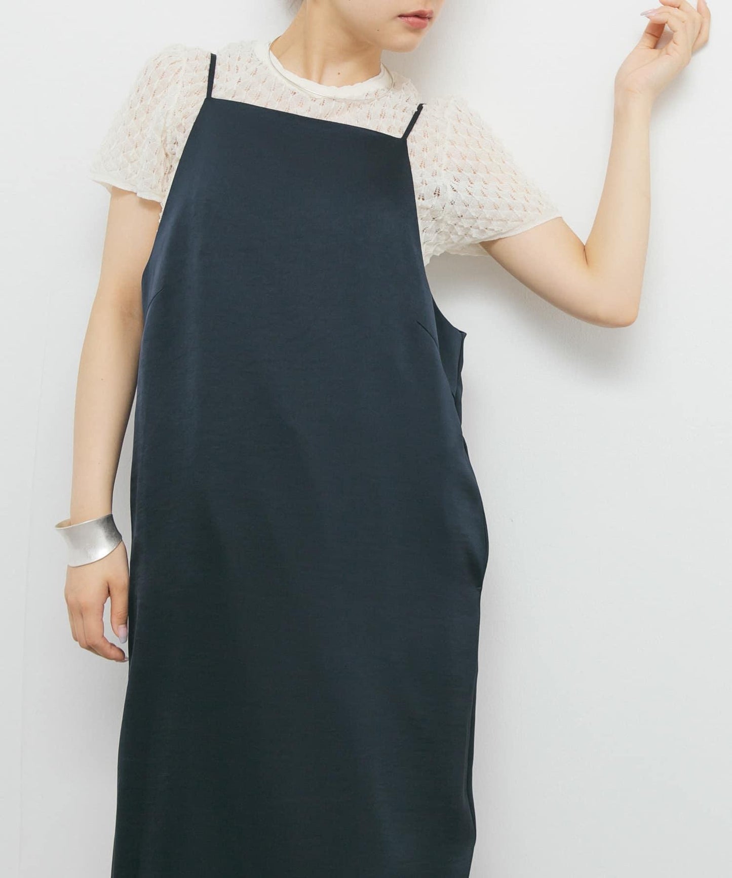 緞面吊帶連衣裙