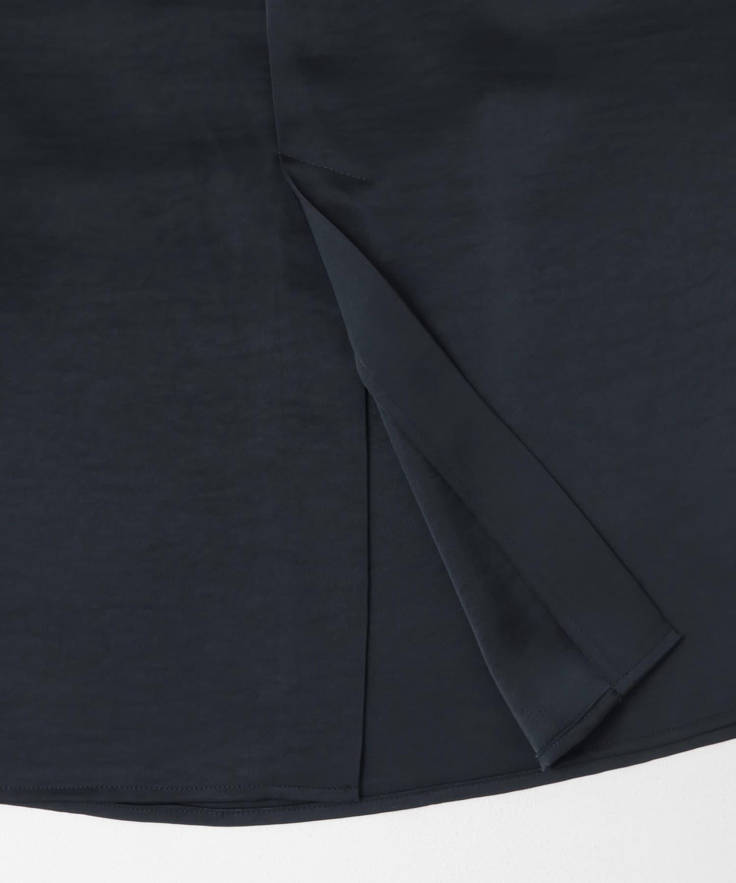 緞面吊帶連衣裙