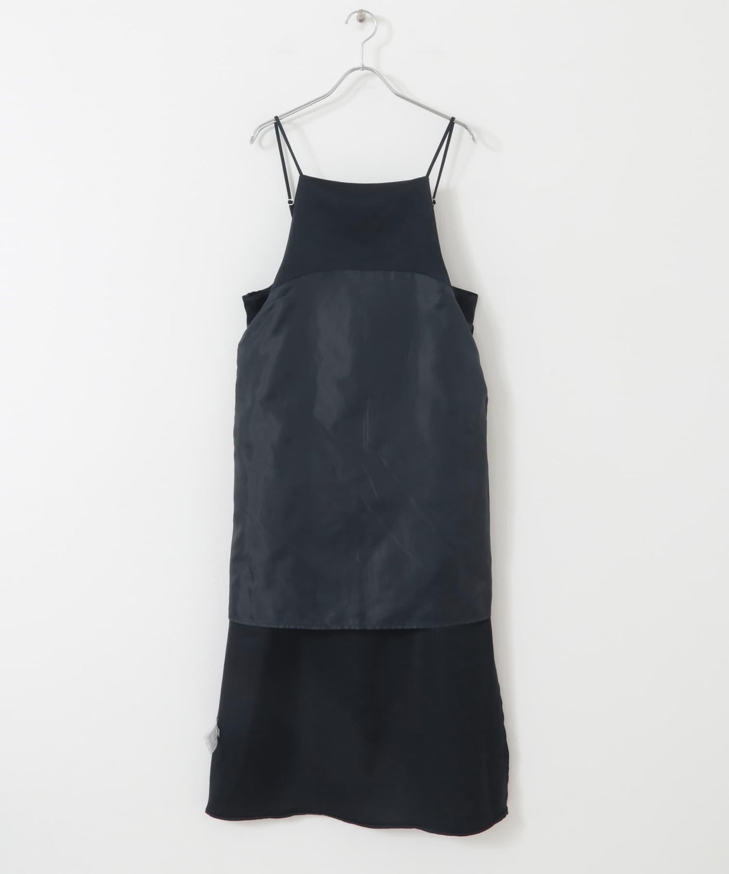 緞面吊帶連衣裙