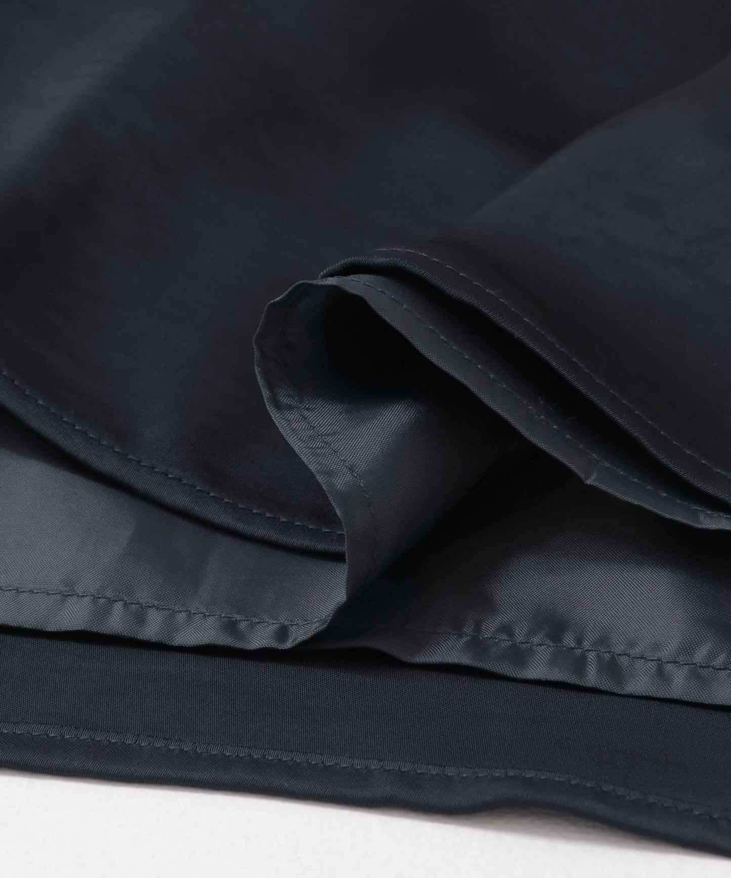 緞面吊帶連衣裙