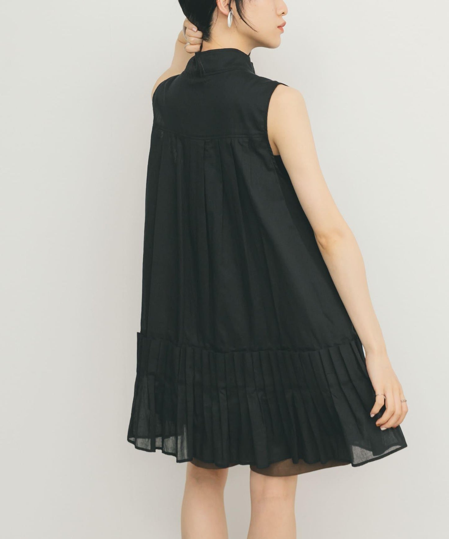 無袖褶皺百褶連衣裙