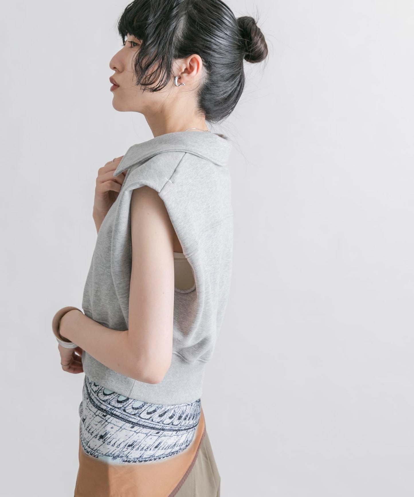 肩部褶皺拉鍊衛衣