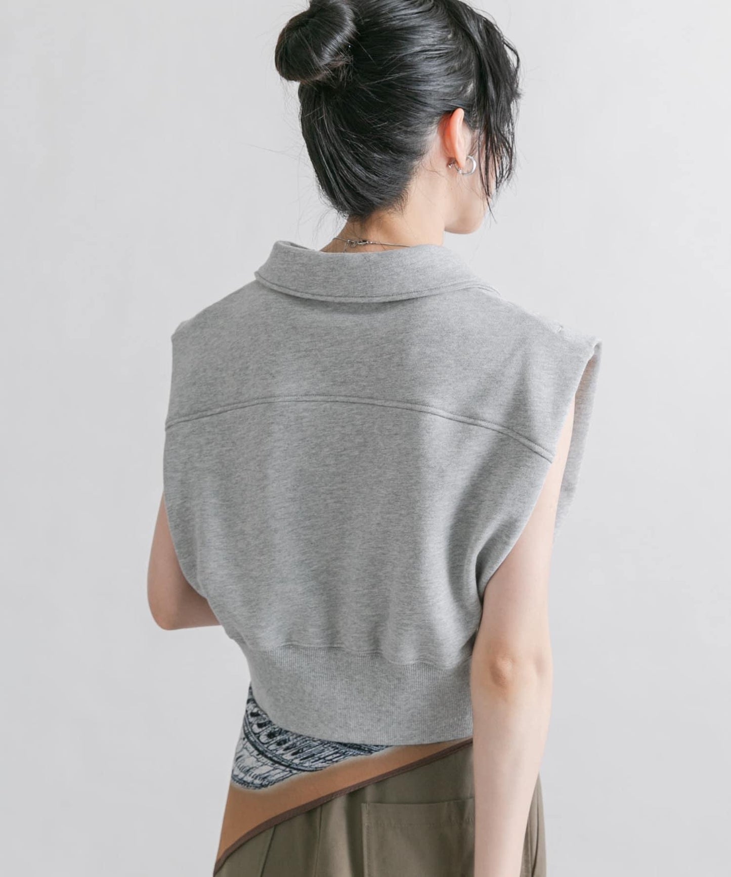 肩部褶皺拉鍊衛衣