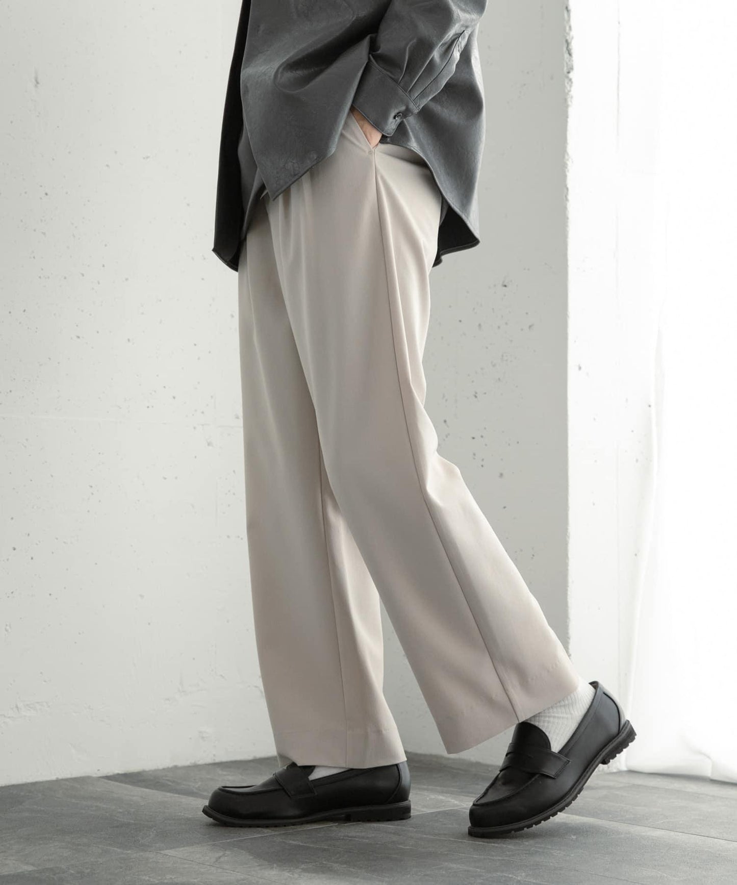 『イージーケア』雙褶寬鬆長褲