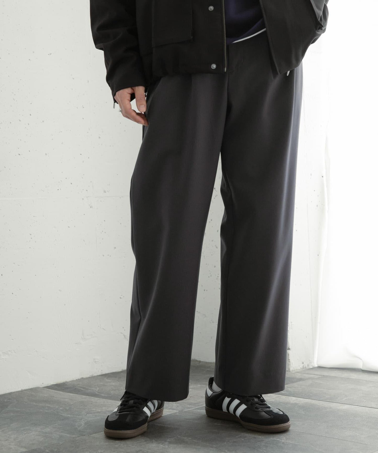 『イージーケア』雙褶寬鬆長褲