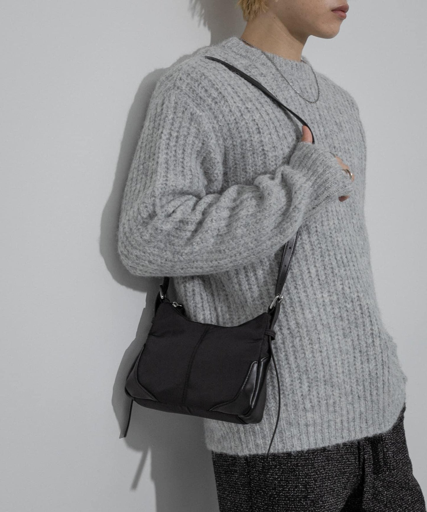 毛邊圓領針織衫