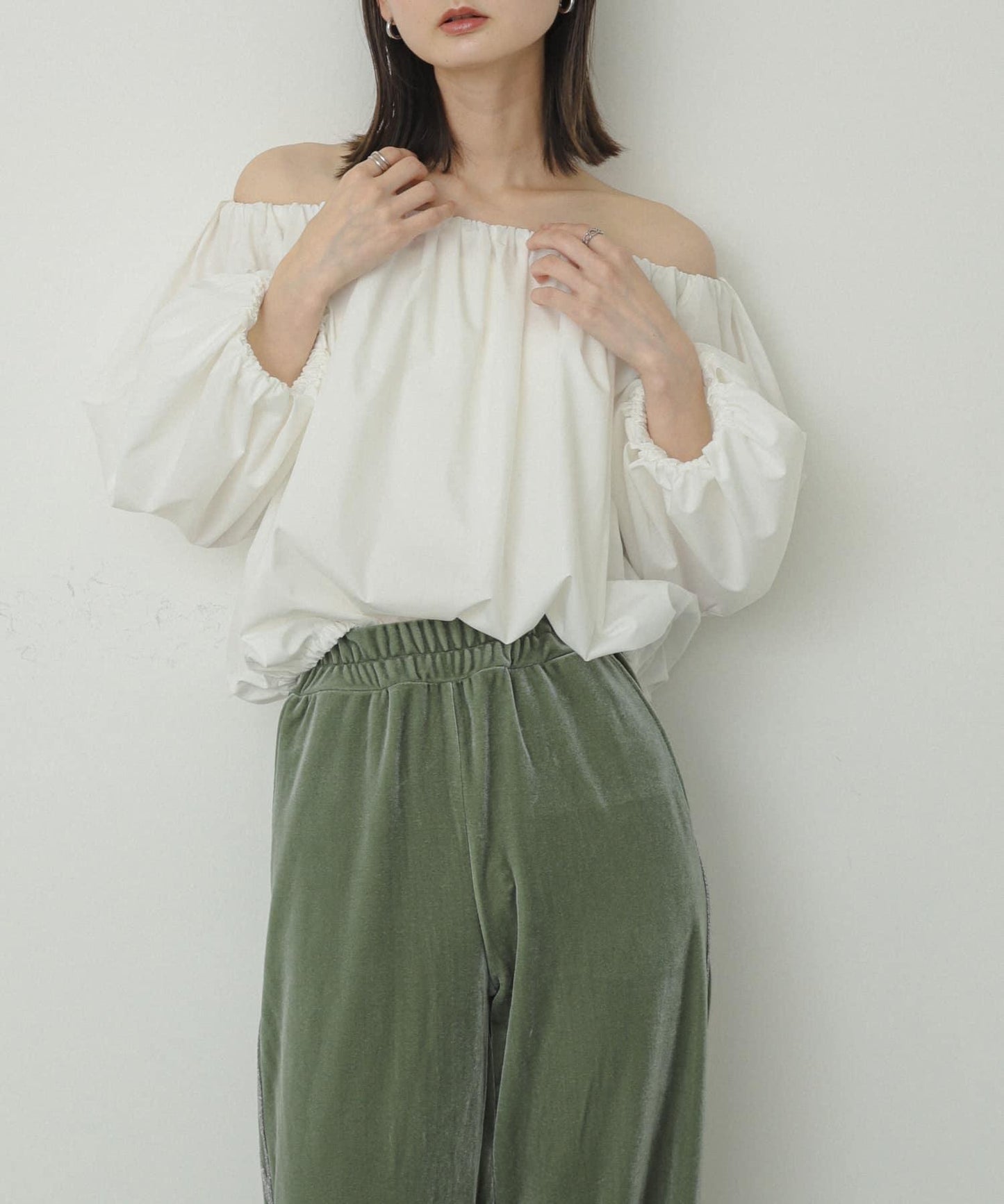 泡泡袖一字肩襯衫