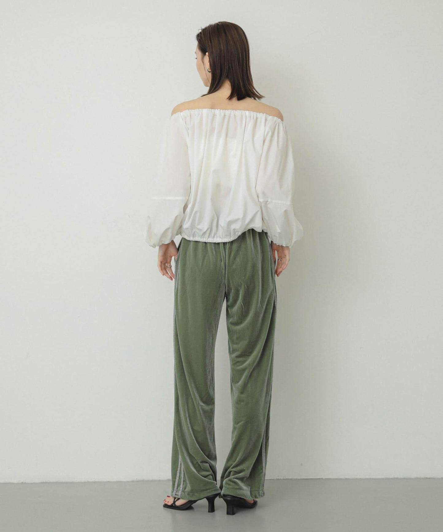 泡泡袖一字肩襯衫