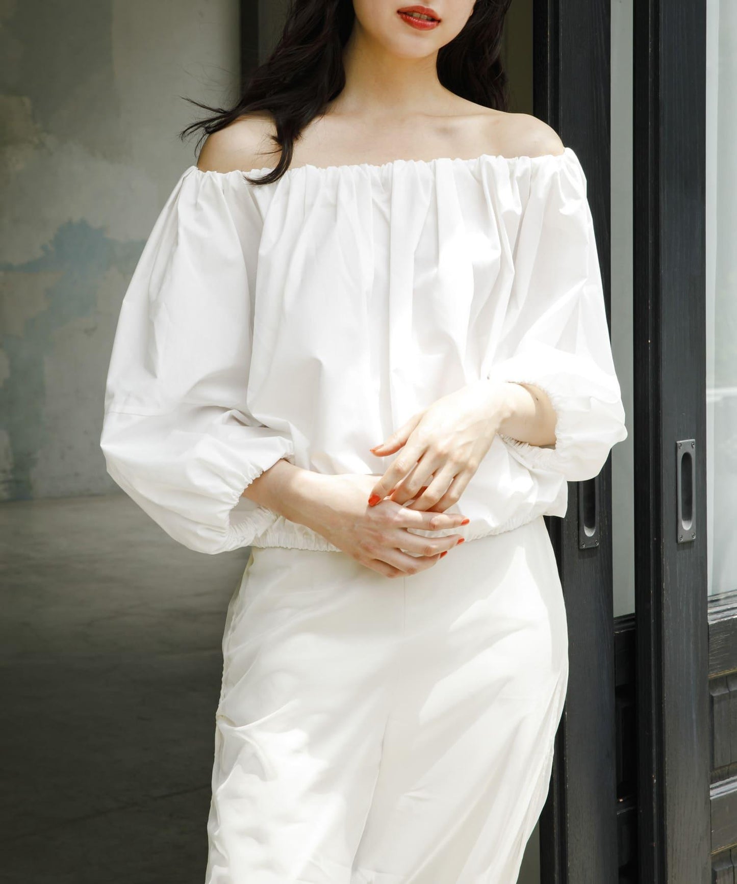 泡泡袖一字肩襯衫